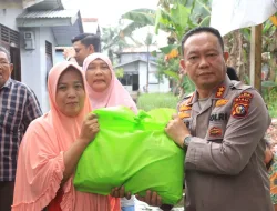 Ka Yanma Polda Riau Bersama Personil Salurkan Bantuan Sembako kepada Korban Banjir di Pekanbaru
