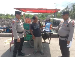 Sat Binmas Polres Dumai Bagikan Brosur Himbauan Kamtibmas