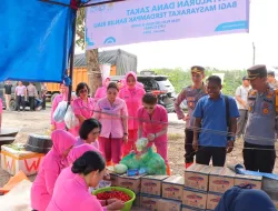 Sosialisasikan Pemilu Damai, Kapolres Rohil dan Bhayangkari Kunjungi Warga Terdampak Banjir