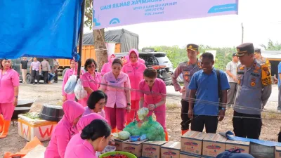 Sosialisasikan Pemilu Damai, Kapolres Rohil dan Bhayangkari Kunjungi Warga Terdampak Banjir