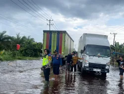Mencegah terjadinya kemacetan yang cukup Panjang Polres Pelalawan Lakukan Rekayasa Lalu lintas Sistim Buka Tutup di Jalan Lintas Timur Desa Kemang KM 76-83.