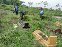 Turut Bersama Menjaga Kearifan Lokal Babinsa Terjun Membersihkan Pemakaman umum