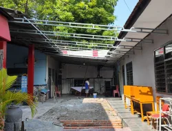 KEMBANGKAN KETERAMPILAN, WBP LAKSANAKAN PEMASANGAN KANOPI DI HALAMAN UTAMA RUTAN BANGIL