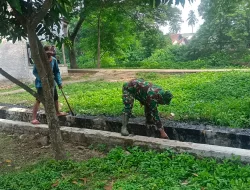 Tuntaskan Permasalahan Sampah Bersama Puluhan Warga Babinsa Koramil 10 Sukatani Gelar Karya Bakti Bersihkan Saluran Air
