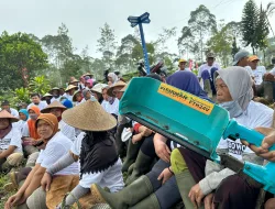 Relawan Prabowo di Wonosobo Tebus Ijazah Anak-anak Petani dan Sumbang 5 Mesin Pemetik Teh