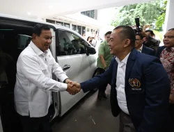 Momen Prabowo Lepaskan Pin Dinas Kemhan Saat Diundang sebagai Capres oleh PWI