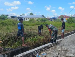 Wujud Kepedulian Terhadap Lingkungan, Babinsa Ajak Warga Karya Bakti Bersihkan Saluran Air