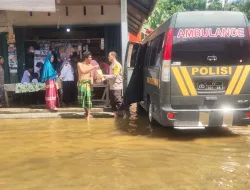 Masyarakat Terdampak Banjir di Desa Sendayan Mendapat Layanan Kesehatan dari Polres Kampar