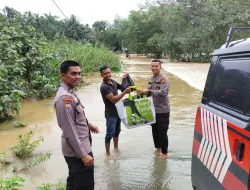 Peduli Korban Banjir, Sat Binmas Polres Kuansing Berikan Bantuan Sembako ke Masyarakat