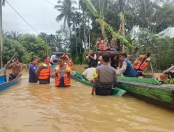 Wujud Kepedulian, Kapolres Kuansing Beserta Jajaran Beri Bantuan Warga Terdampak Banjir
