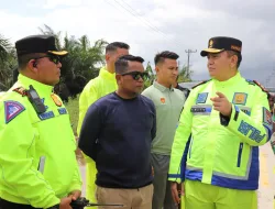Serahkan Bantuan, Kapolda Riau Tinjau Lokasi Banjir dan Masyarakat Terdampak
