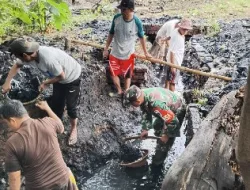 Bersihkan Solokan Dari Sampah Babinsa Berjibaku Dengan Lumpur
