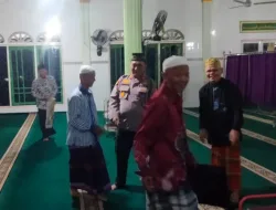 Sholat Magrib Berjamaah, Kapolsek XIII Koto Kampar Kumandangkan Adzan di Masjid Al Furqon