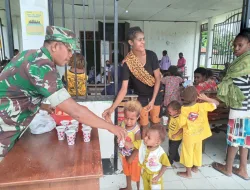 Babinsa Mapurujaya Dampingi Pelaksanaan Kegiatan Posyandu dan Pembagian Makanan Tambahan