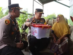 Kemas Cooling System dengan Berbagai Kegiatan, Kapolda Riau Sambangi Pelabuhan Rakyat dan Beri Bantuan Sembako