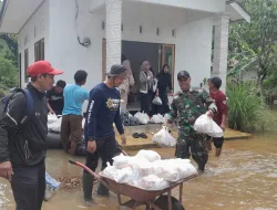 TNI Bersama Masyarakat Bantu Distribusi Sembako Untuk Korban Banjir Kalimantan Selatan