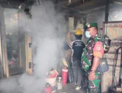 Matikan Bibit Malaria, Babinsa Koramil 1710-02 /Timika Dampingi Petugas Kesehatan Dalam Kegiatan Penyemprotan Pestisida Ke Rumah Warga