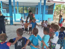 Babinsa Koramil 1710-07/Mapurujaya Tanamkan Rasa Cinta Tanah Air Kepada Siswa Taman Kanak-Kanak Sembari Ajak Bermain