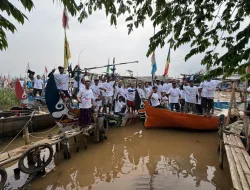 Relawan Prabowo Tebus Ijazah 22 Anak Nelayan dan Beri Bantuan Laptop untuk Sekolah