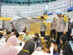 Wakapolda Riau Tinjau Pelipatan Surat Suara di Kampar, Pastikan Keamanan dan Transparansi Pemilu 2024