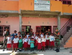 Babinsa Timika Bagikan Buku Tulis ke Siswa SD Teologi Kristen