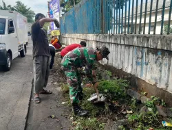 Mengurangi jumlah Sampah dan dampak Negatifnya Babinsa Berjibaku Membersihkan Lingkungan