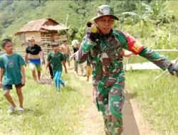 Babinsa Koramil 1404-04/Malunda Bantu Evakuasi Warga Dengan Ditandu Sejauh 10 Km