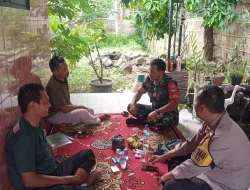 Melalui Komsos Babinsa Ajak Masyarakat Jaga Kebersihan Lingkungan Dalam Menghadapi Musim Penghujan