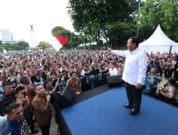 Ojol Perempuan Semangati Prabowo: Bapak Hebat, Bapak Sangat Kuat!