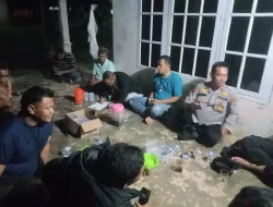 Respon Cepat Personil Polres Pelalawan Melerai Keributan Sopir Bus PMH dengan Masyarakat di Lokasi Antrian Banjir Jalan Lintas Timur