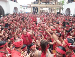 Prabowo Disambut Ribuan Warga Dayak dan Panglima Jilah Pasukan Merah TBBR di Pontianak