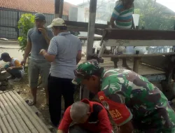Cemas Akan Terjadinya Banjir Babinsa Ajak Masyarakat Membersihkan Saluran Air