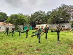Siapsiaga Mengahadapi Pemilu 2024 Babinsa Berikan Linmas Pelatihan Bela Diri Militer