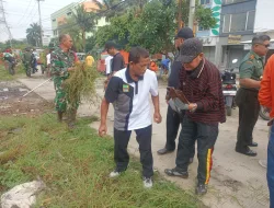 Karya Bakti TNI Danramil 01 Tambun Targetkan Jalan Raya Inspeksi Kalimalang Terbebas Dari Sampah