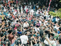 Prabowo Disambut Histeris Ribuan Warga saat Resmikan Sumber Titik Air Bersih di Bangkalan Madura