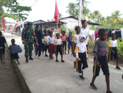 Untuk Menjaga Kebugaran, Babinsa Koramil 1710-01/Kokonao Ajak Siswa-Siswi SDN Kokonao Jalan Santai