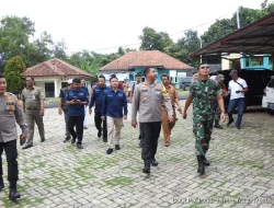 Pastikan Kesiapan Pemilu 2024 Berjalan Lancar Dandim Bersama Kapolres Tinjau Gudang Logistik KPU