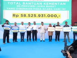 Prabowo dan Mentan Amran Bagikan Bantuan Ternak hingga Benih untuk Petani dan Peternak Sumedang