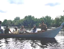 Dengan Perahu Kayu, Polsek Concong Laksanakan Cooling System ke Dusun Sungai Senama
