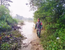 Akibat Hujan Lebat Babinsa Siaga Penuh Pantau Ketinggian Air Sungai Citarum