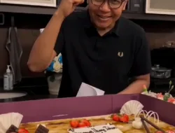 Terima Kiriman Kue Ulang Tahun dari Prabowo, Ari Lasso: Terima Kasih, Kuenya Luar Biasa Besar!