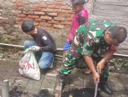 Karya Bakti Babinsa Angkat Lumpur & Sampah