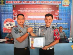 Karutan Pangkalan Brandan Agung Joni Berikan Penghargaan Bagi Dua Pegawai Teladan