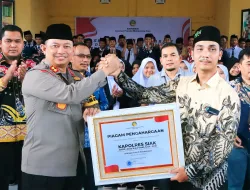 Dinobatkan Sebagai Tokoh Perdamaian Pemilu 2024, ASPEMARI Berikan Penghargaan Kepada Kapolres Siak