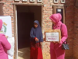 Dalam Rangka Cooling System Jelang Pemilu 2024, Ketua Bhayangkari Ranting XIII Koto Kampar Bagikan Bantuan Sembako Kepada Masyarakat Kurang Mampu