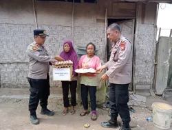 Polsek Bukit Kapur Tempuh Jalan Ekstrem Demi Mengantarkan Sembako Untuk Warga