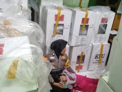 Terharu, Personil PAM TPS Polsek Perhentian Raja di Kunjungi Anak Balitanya Saat Bertugas