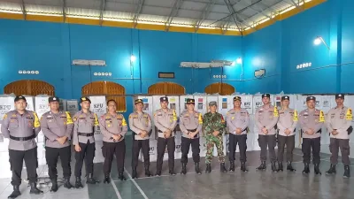 Kapolsek Tapung Hilir Kawal 895 Kotak Suara dan 716 Bilik Suara Dalam Keadaan Lengkap