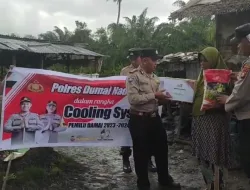 Cuaca Ekstrem Tak Menghalangi Personil Polsek Sungai Sembilan Antarkan Bantuan Paket Sembako