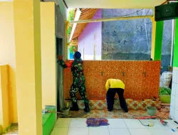 Tingkatkan Amal Ibadah Bakti TNI Koramil 11 Pebayuran Melaksanakan Pengecatan Musholla
